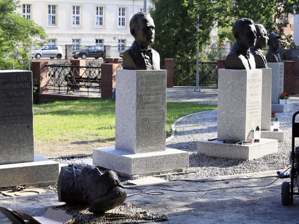 Trwają ostatnie prace przy montażu popiersi Żołnierzy Wyklętych. Wkrótce ich uroczyste odsłonięcie
