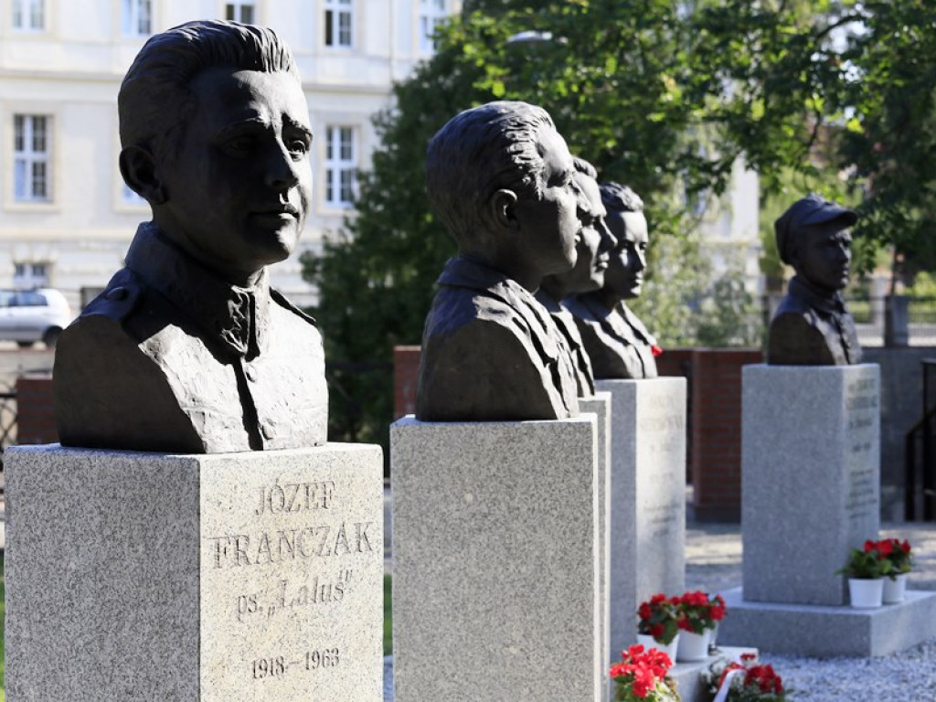 Trwają ostatnie prace przy montażu popiersi Żołnierzy Wyklętych. Wkrótce ich uroczyste odsłonięcie