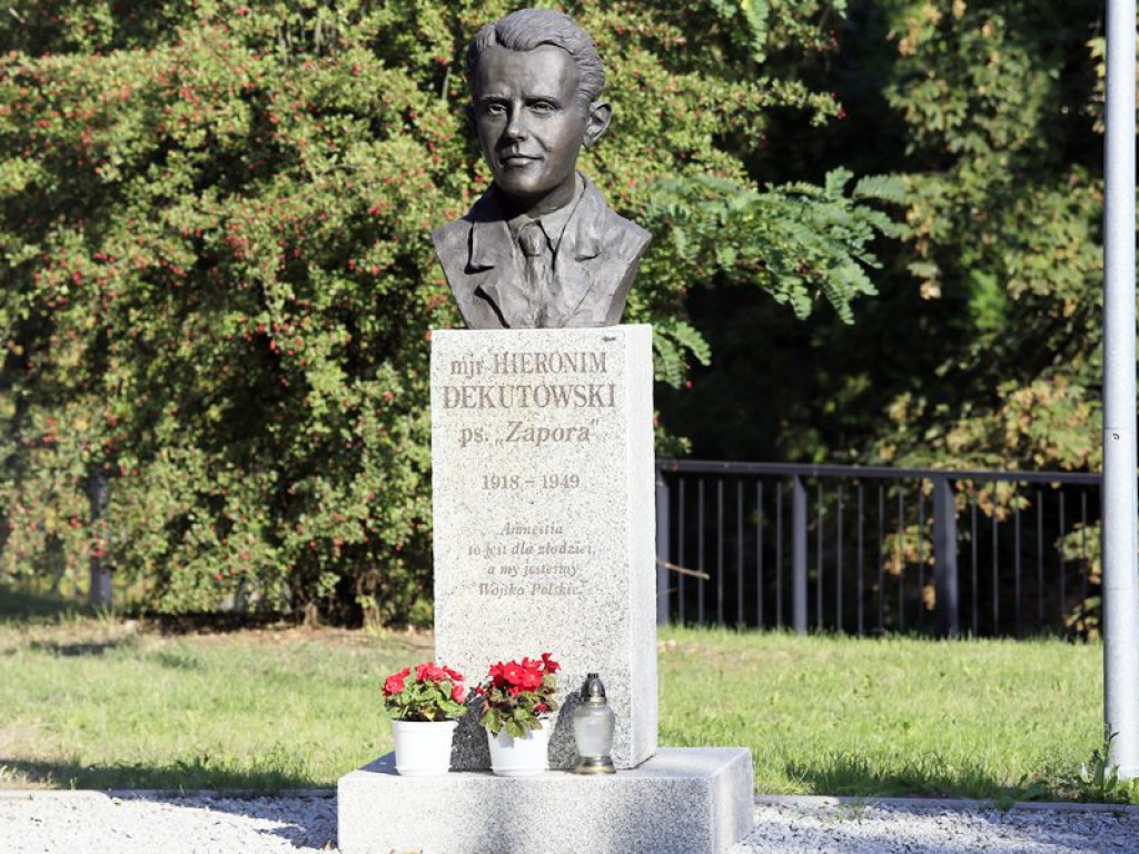 Trwają ostatnie prace przy montażu popiersi Żołnierzy Wyklętych. Wkrótce ich uroczyste odsłonięcie