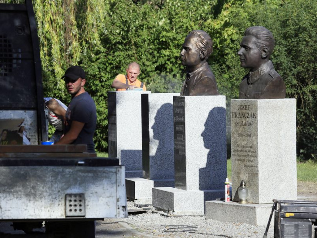 Trwają ostatnie prace przy montażu popiersi Żołnierzy Wyklętych. Wkrótce ich uroczyste odsłonięcie