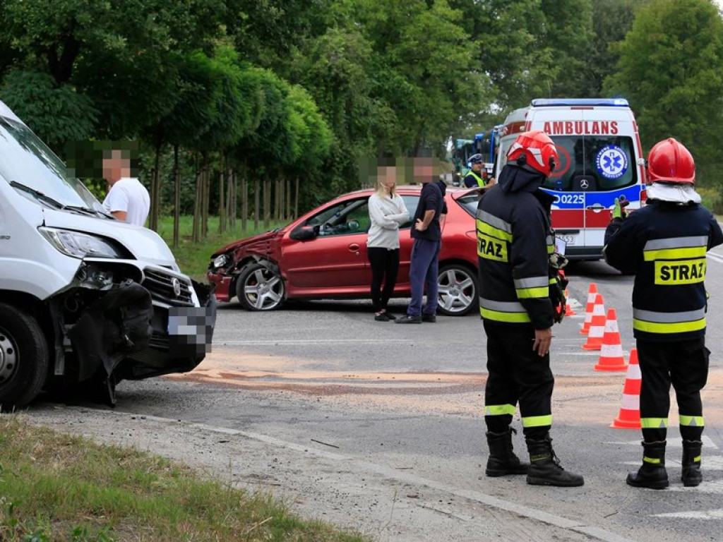 Wypadek na skrzyżowaniu na hutę. Trzy osoby zostały ranne