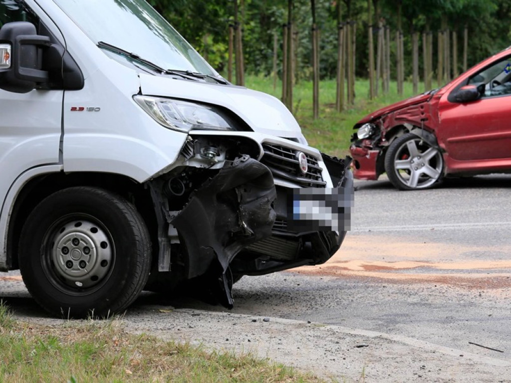 Wypadek na skrzyżowaniu na hutę. Trzy osoby zostały ranne
