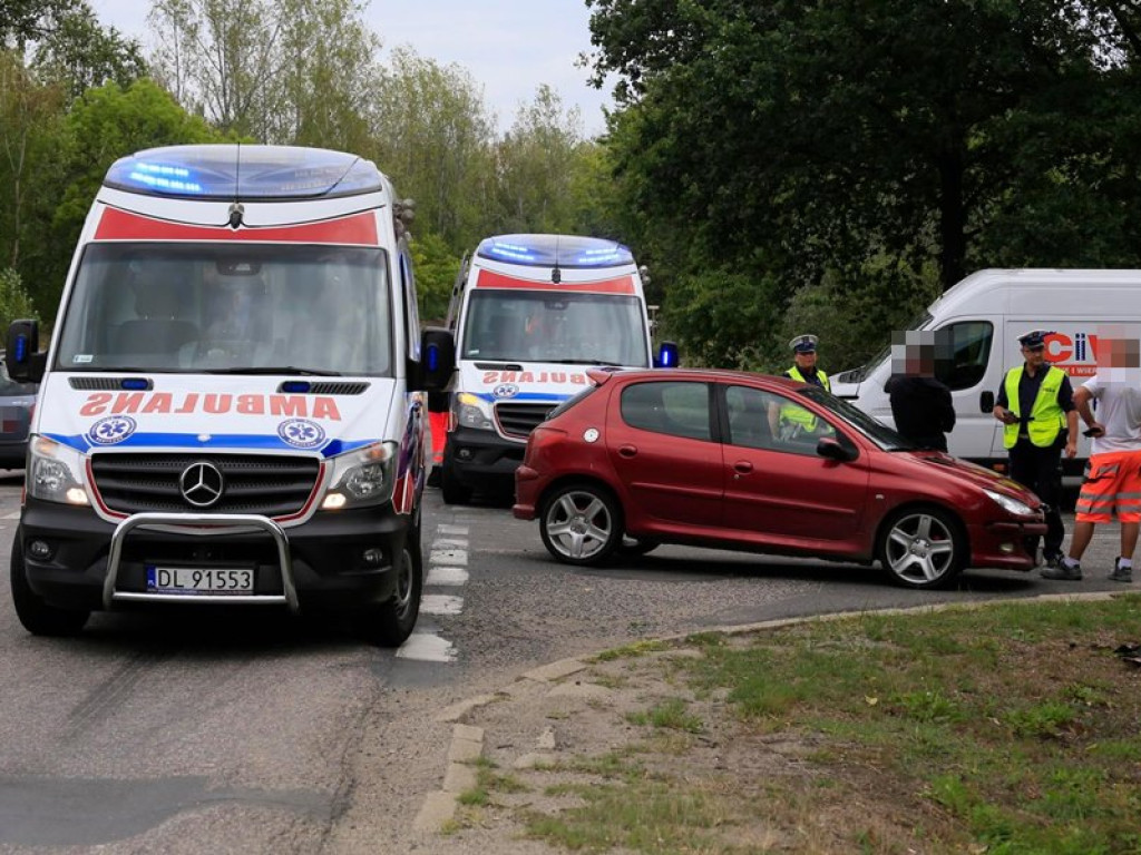 Wypadek na skrzyżowaniu na hutę. Trzy osoby zostały ranne