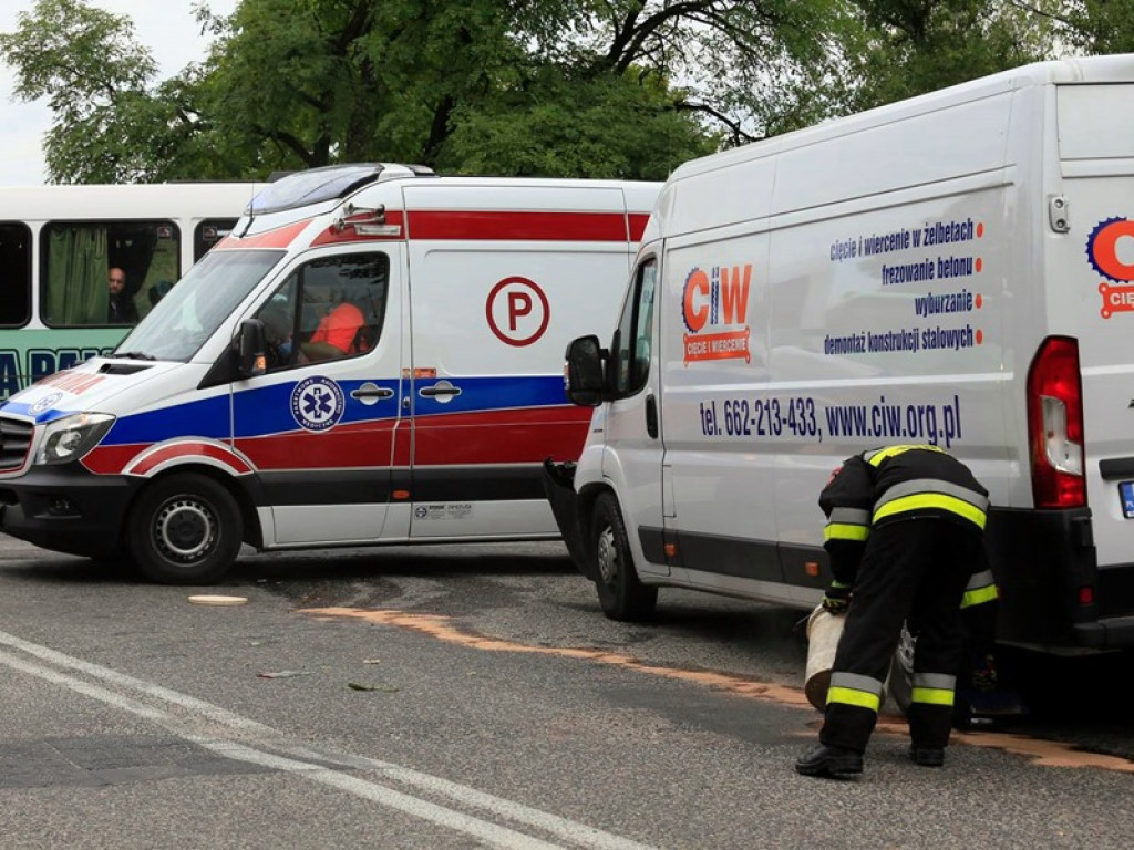 Wypadek na skrzyżowaniu na hutę. Trzy osoby zostały ranne