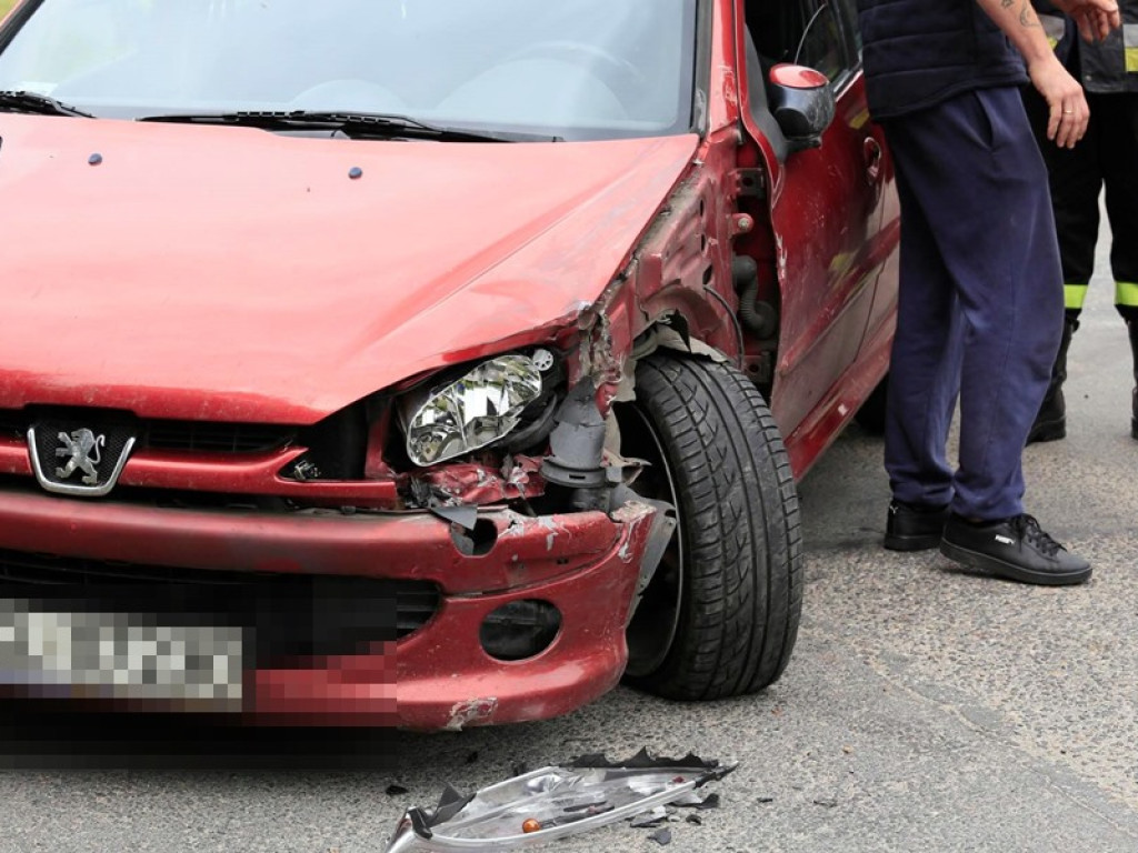Wypadek na skrzyżowaniu na hutę. Trzy osoby zostały ranne