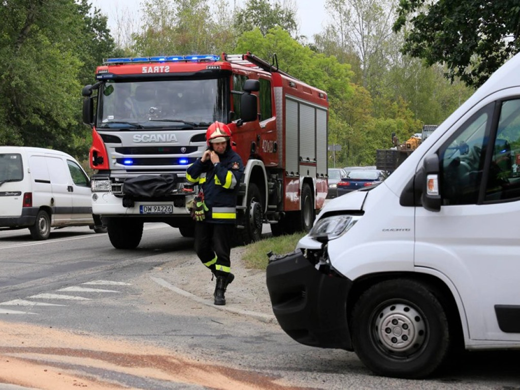 Wypadek na skrzyżowaniu na hutę. Trzy osoby zostały ranne