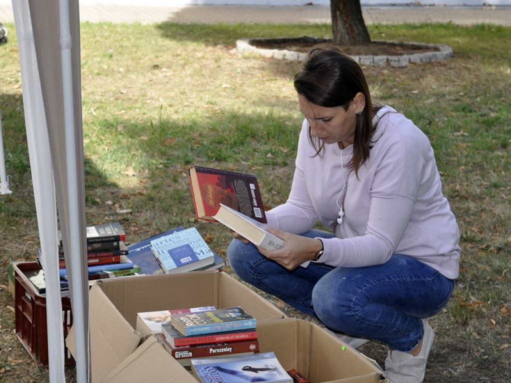 Kiermasz książek używanych przyciągnął wielu miłośników literatury