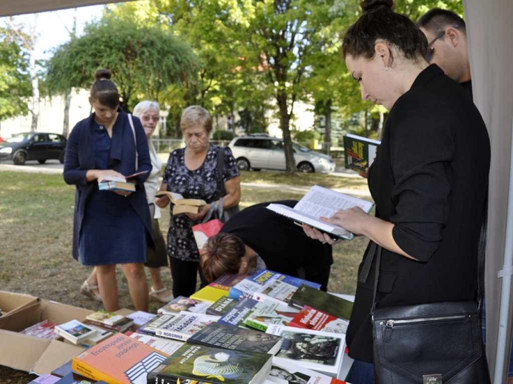 Kiermasz książek używanych przyciągnął wielu miłośników literatury