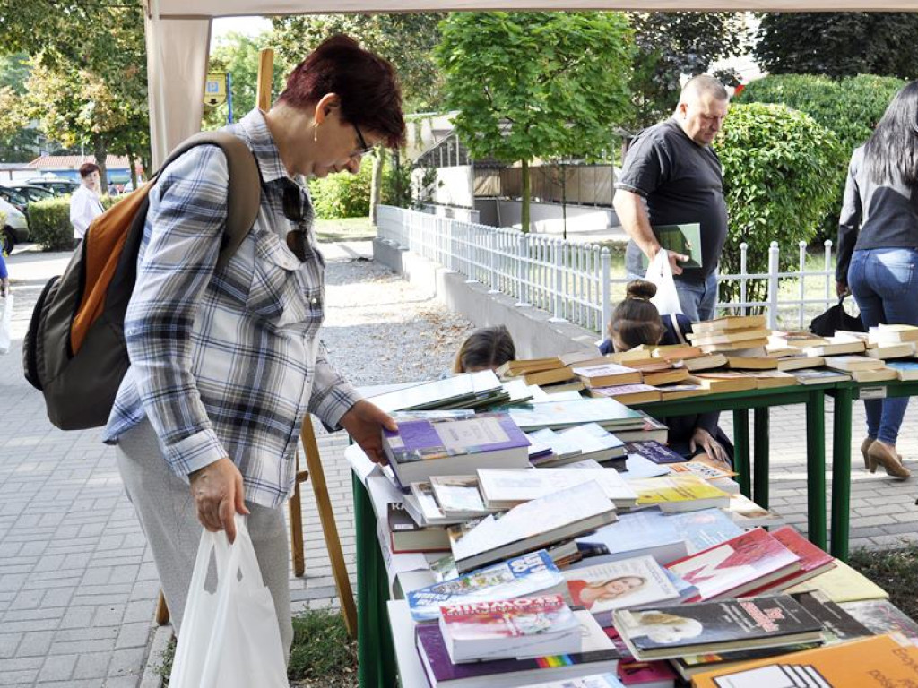 Kiermasz książek używanych przyciągnął wielu miłośników literatury