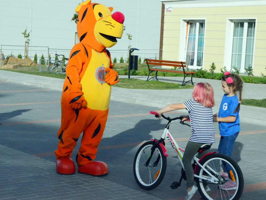 Spotkali się pod TBS-em, by bliżej się poznać. Zabawa trwa