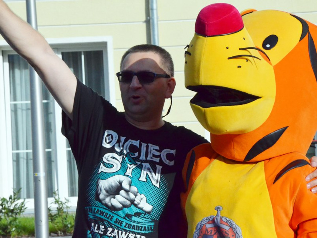 Spotkali się pod TBS-em, by bliżej się poznać. Zabawa trwa
