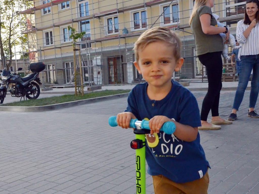 Spotkali się pod TBS-em, by bliżej się poznać. Zabawa trwa
