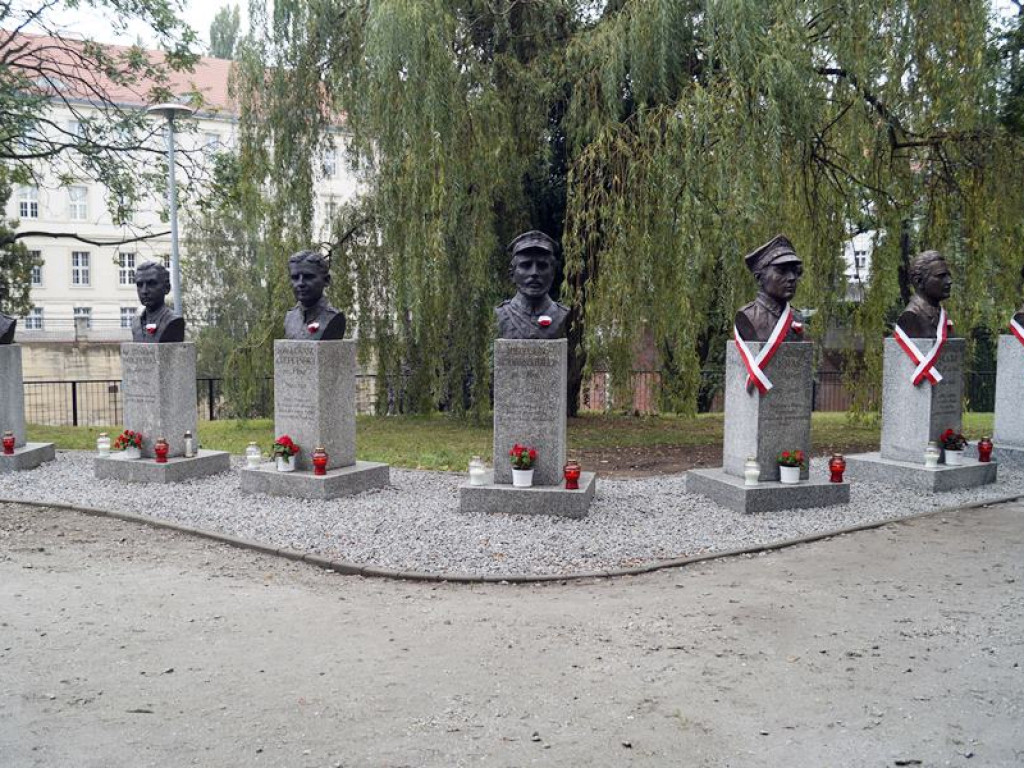 Stanęło kolejnych sześć popiersi Żołnierzy Wyklętych. Była to patriotyczna uroczystość