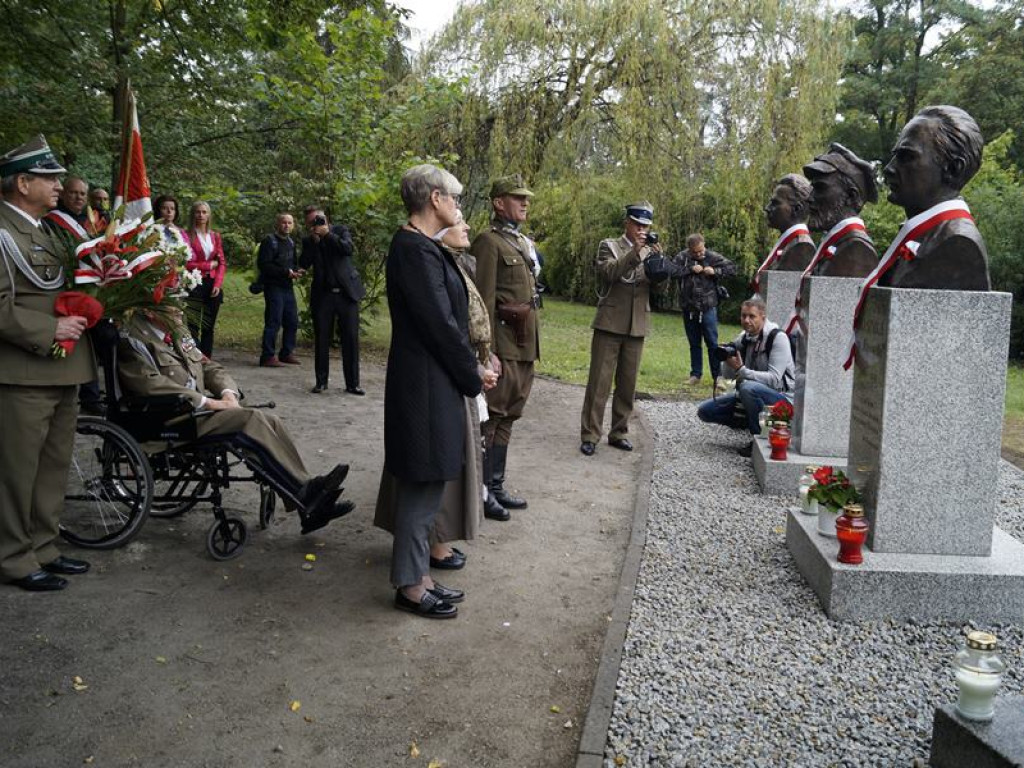 Stanęło kolejnych sześć popiersi Żołnierzy Wyklętych. Była to patriotyczna uroczystość