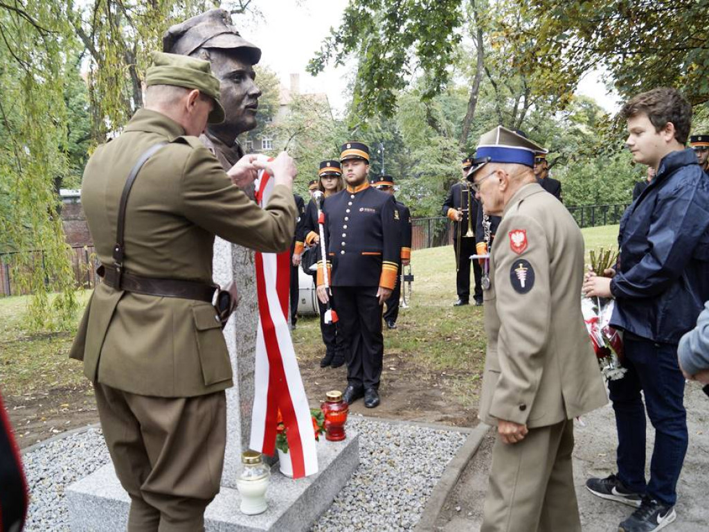 Stanęło kolejnych sześć popiersi Żołnierzy Wyklętych. Była to patriotyczna uroczystość