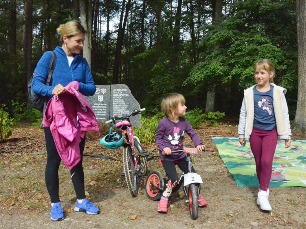 Całymi rodzinami pojechali na rowerach z Kotli do Leśnej Doliny