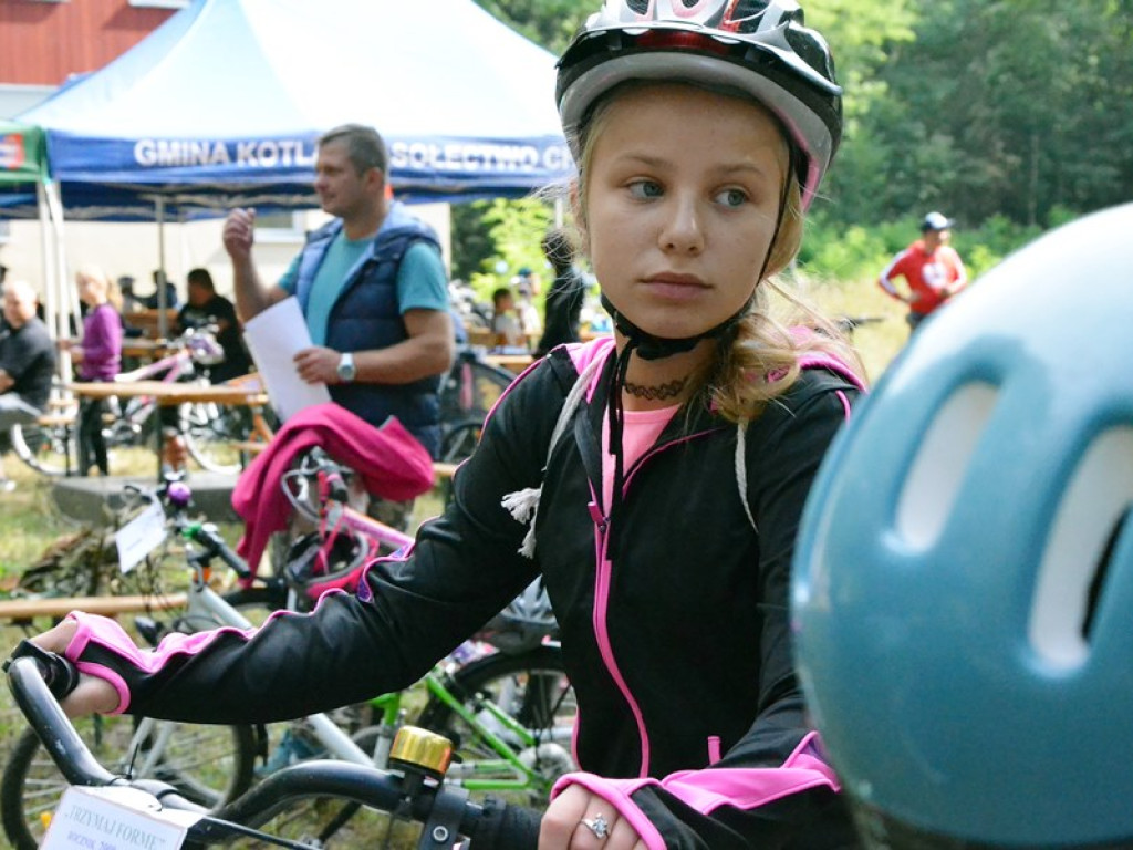 Całymi rodzinami pojechali na rowerach z Kotli do Leśnej Doliny