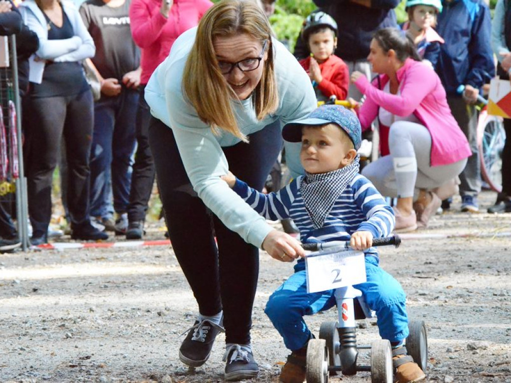 Całymi rodzinami pojechali na rowerach z Kotli do Leśnej Doliny