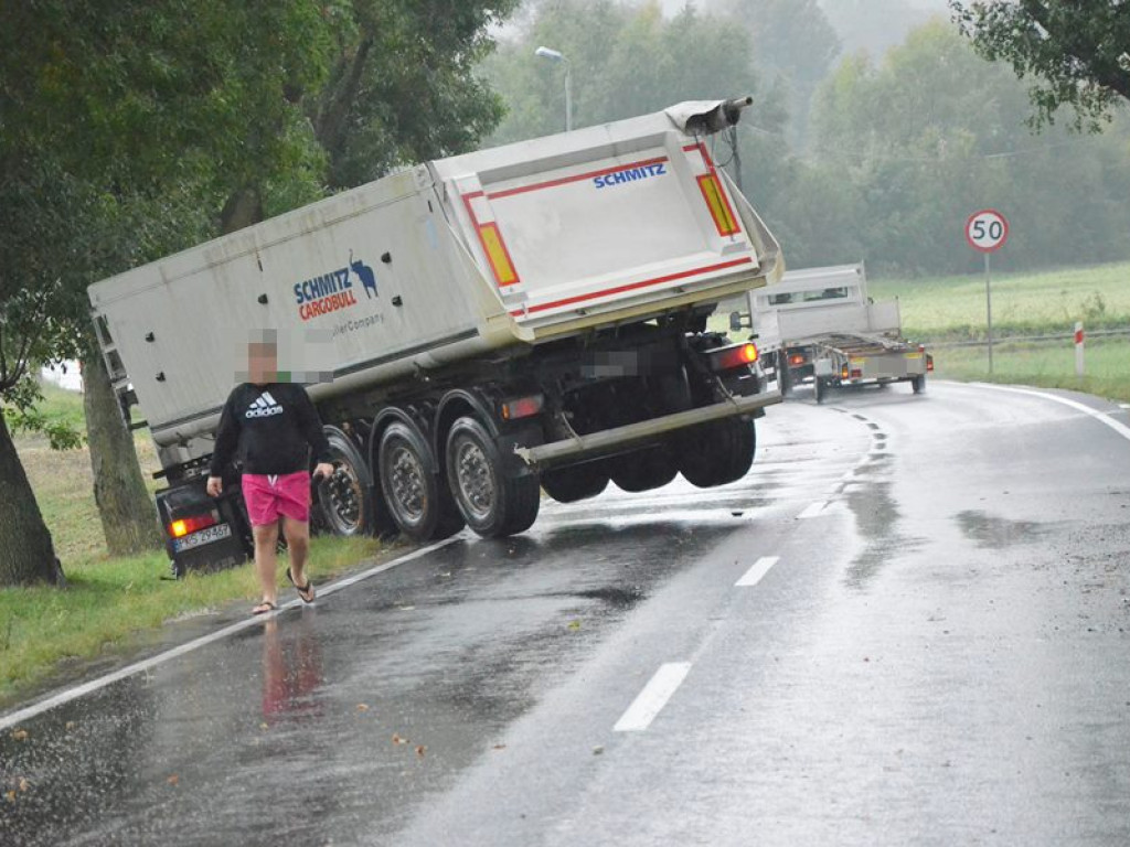 Bus zahaczył tira. Krajowa dwunastka koło Dankowic zablokowana