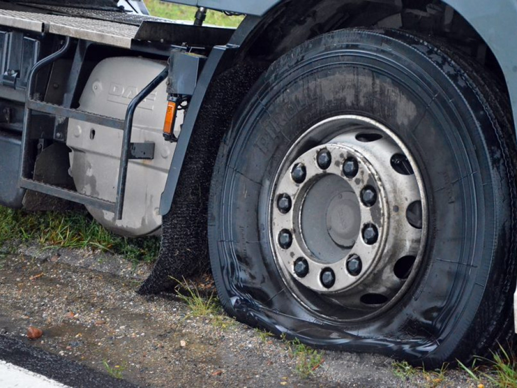 Bus zahaczył tira. Krajowa dwunastka koło Dankowic zablokowana