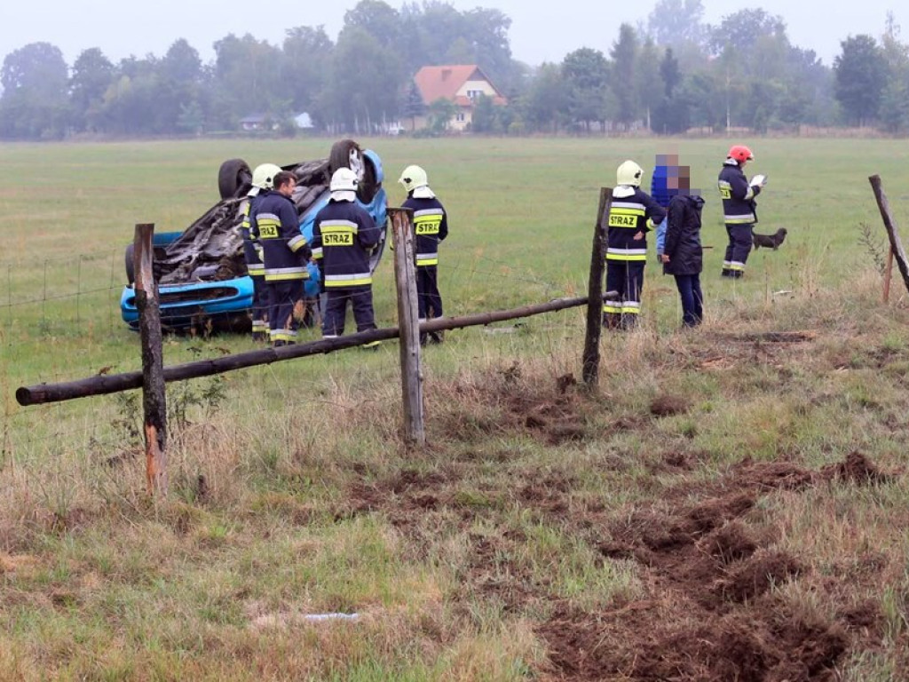 Seat dachował w rowie. W samochodzie była matka z trójką dzieci