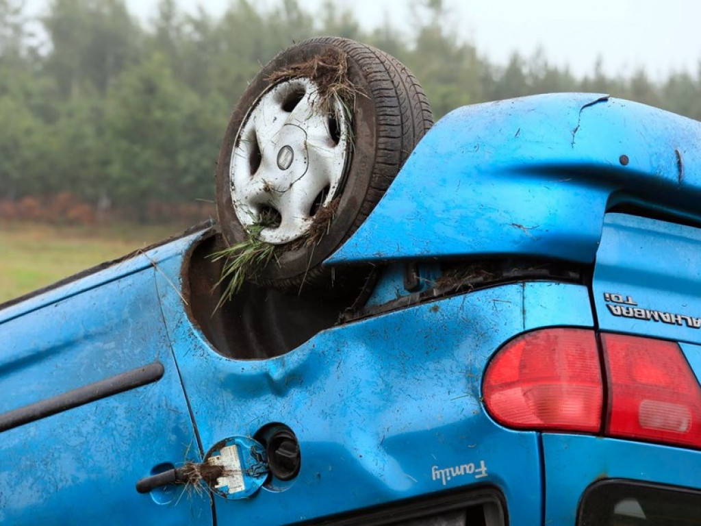Seat dachował w rowie. W samochodzie była matka z trójką dzieci