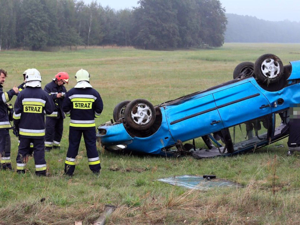 Seat dachował w rowie. W samochodzie była matka z trójką dzieci