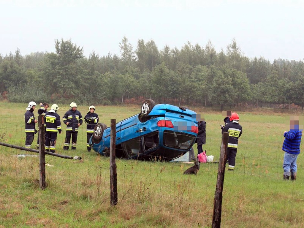 Seat dachował w rowie. W samochodzie była matka z trójką dzieci