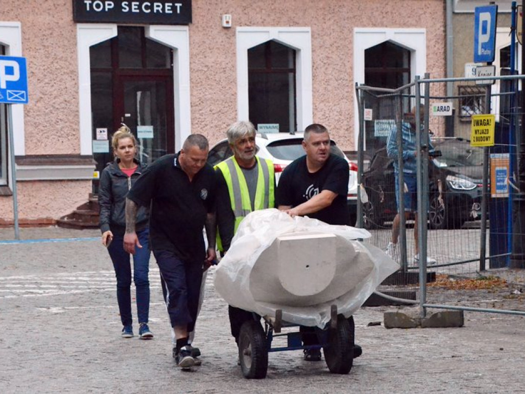 Popiersie Andreasa Gryphiusa już nad wejściem do teatru miejskiego