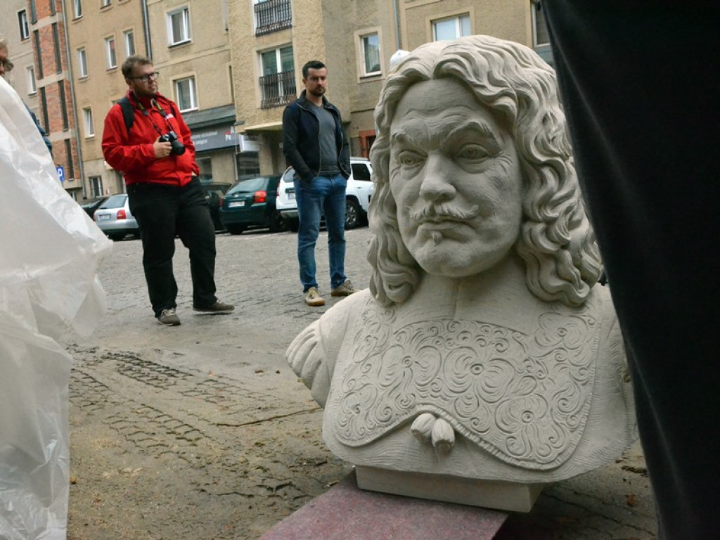 Popiersie Andreasa Gryphiusa już nad wejściem do teatru miejskiego