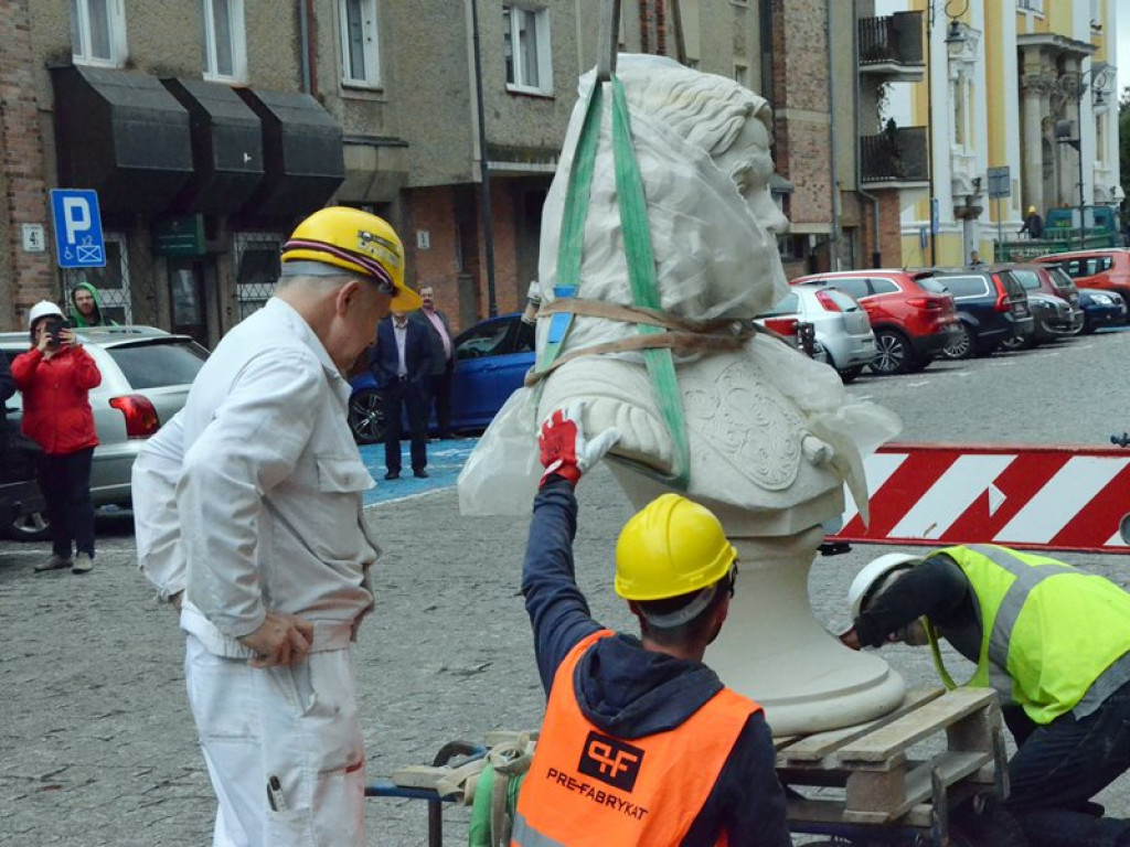 Popiersie Andreasa Gryphiusa już nad wejściem do teatru miejskiego