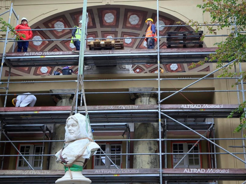 Popiersie Andreasa Gryphiusa już nad wejściem do teatru miejskiego