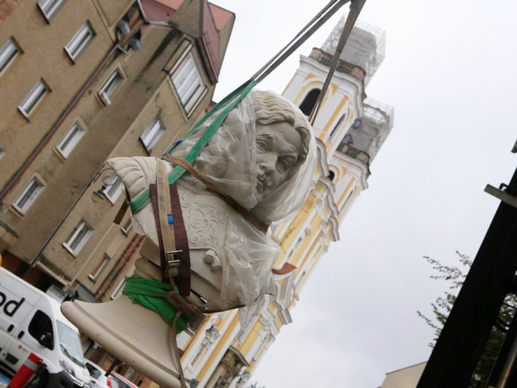 Popiersie Andreasa Gryphiusa już nad wejściem do teatru miejskiego