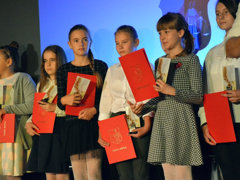 Nagrodzeni za dobre wyniki w nauce. Podczas uroczystości rozdano stypendia