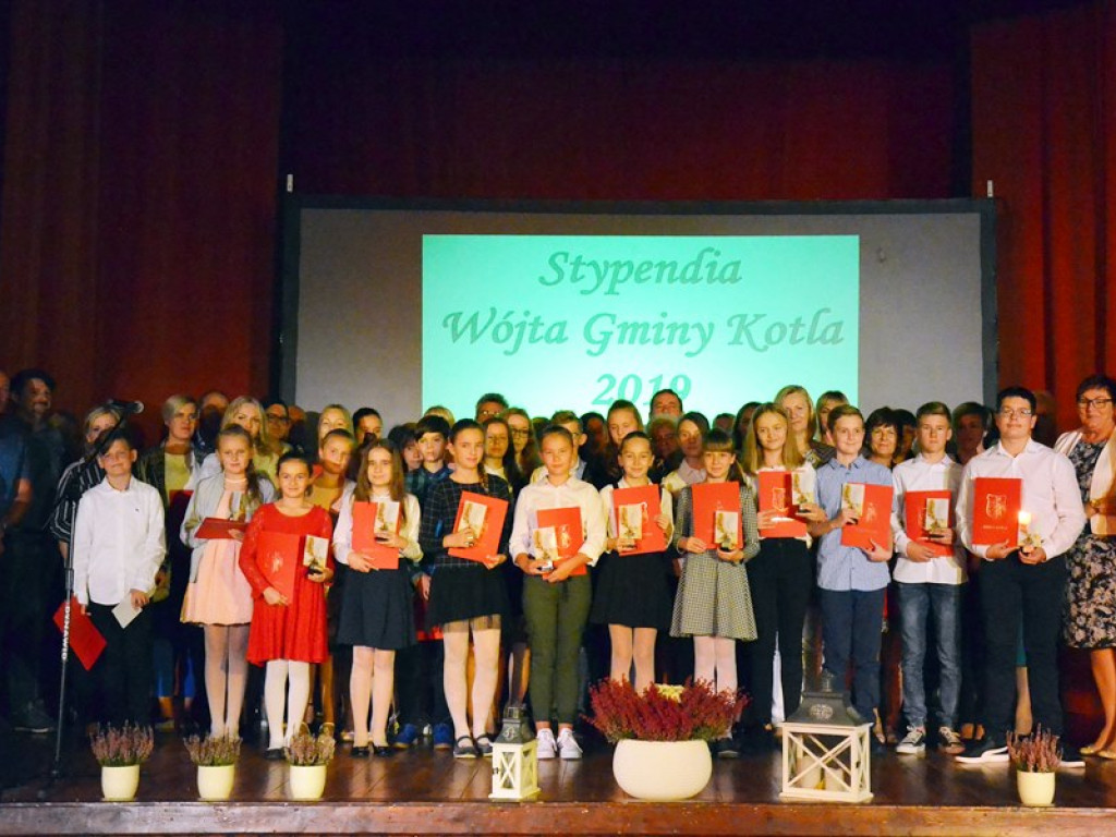 Nagrodzeni za dobre wyniki w nauce. Podczas uroczystości rozdano stypendia