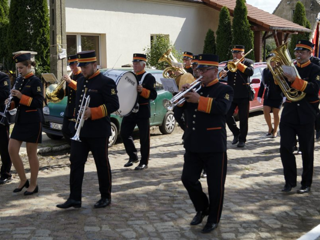 Zbierali, zbierali aż uzbierali. OSP Piersna ma nowy sztandar