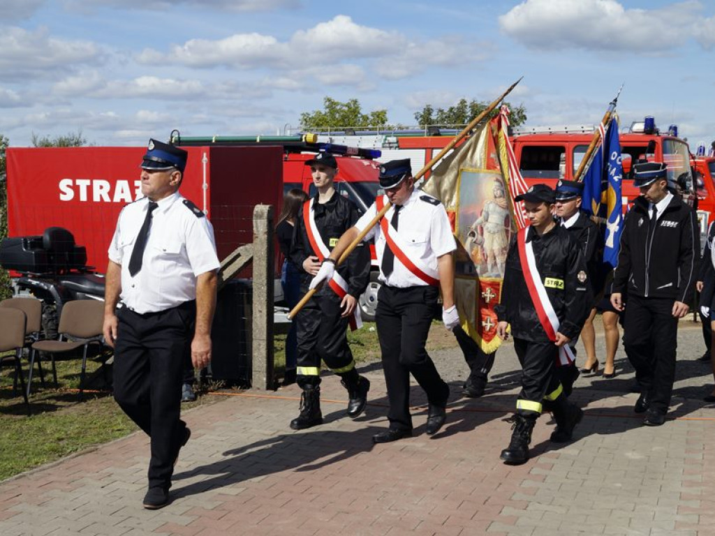 Zbierali, zbierali aż uzbierali. OSP Piersna ma nowy sztandar