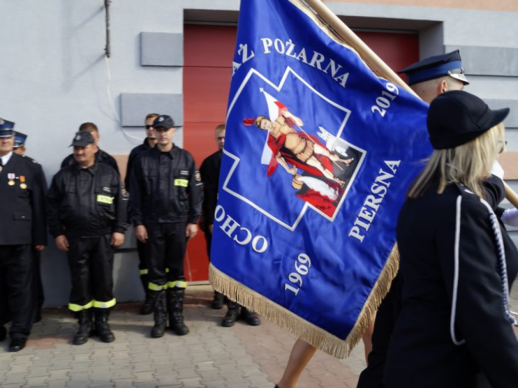 Zbierali, zbierali aż uzbierali. OSP Piersna ma nowy sztandar