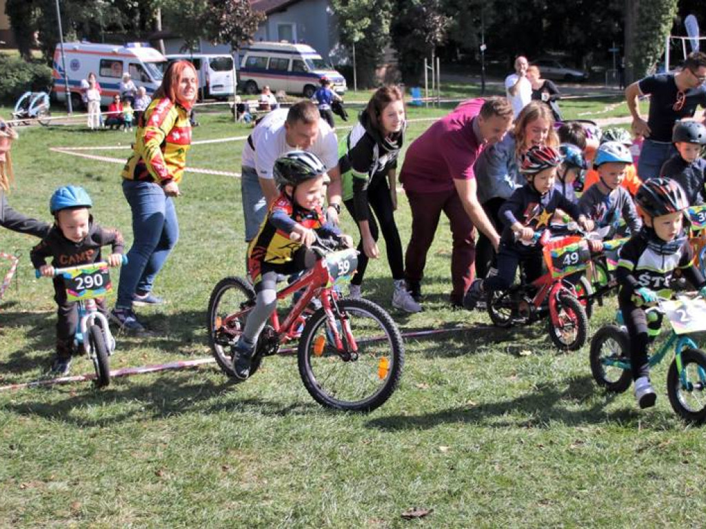 Sportowa rywalizacja MTB zakończona spotkaniem przy ognisku