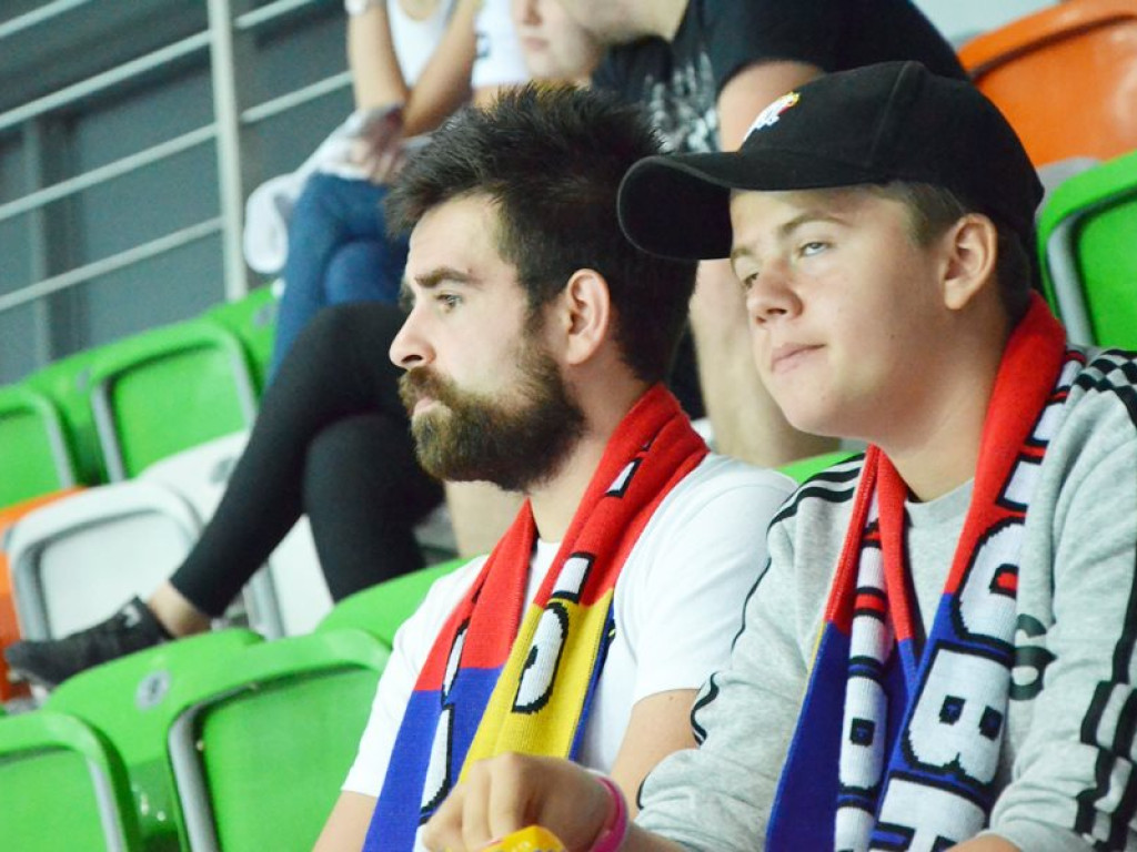 Cenne wsparcie Chrobrego podczas derbów! Na półmetku remis