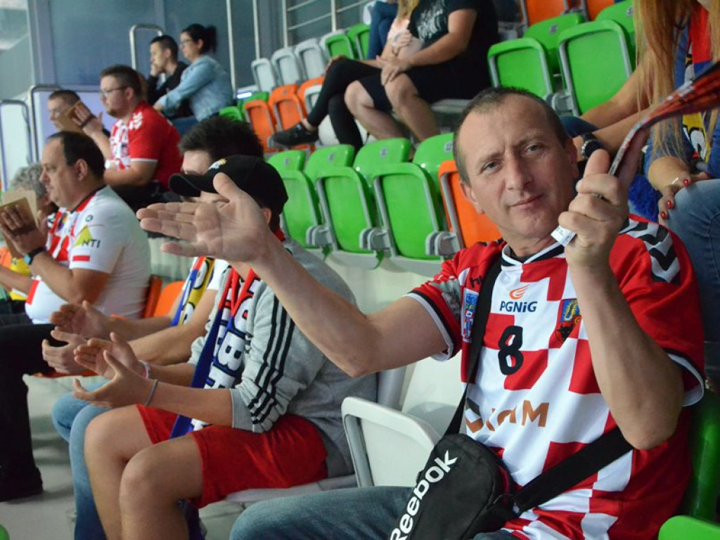 Cenne wsparcie Chrobrego podczas derbów! Na półmetku remis