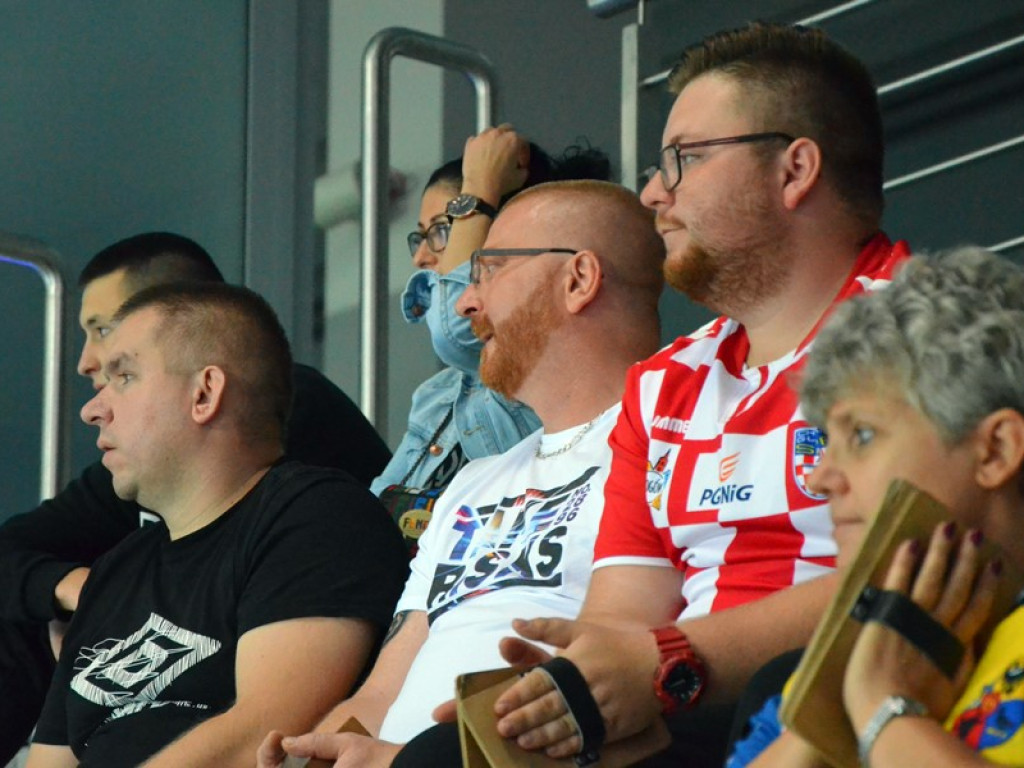 Cenne wsparcie Chrobrego podczas derbów! Na półmetku remis