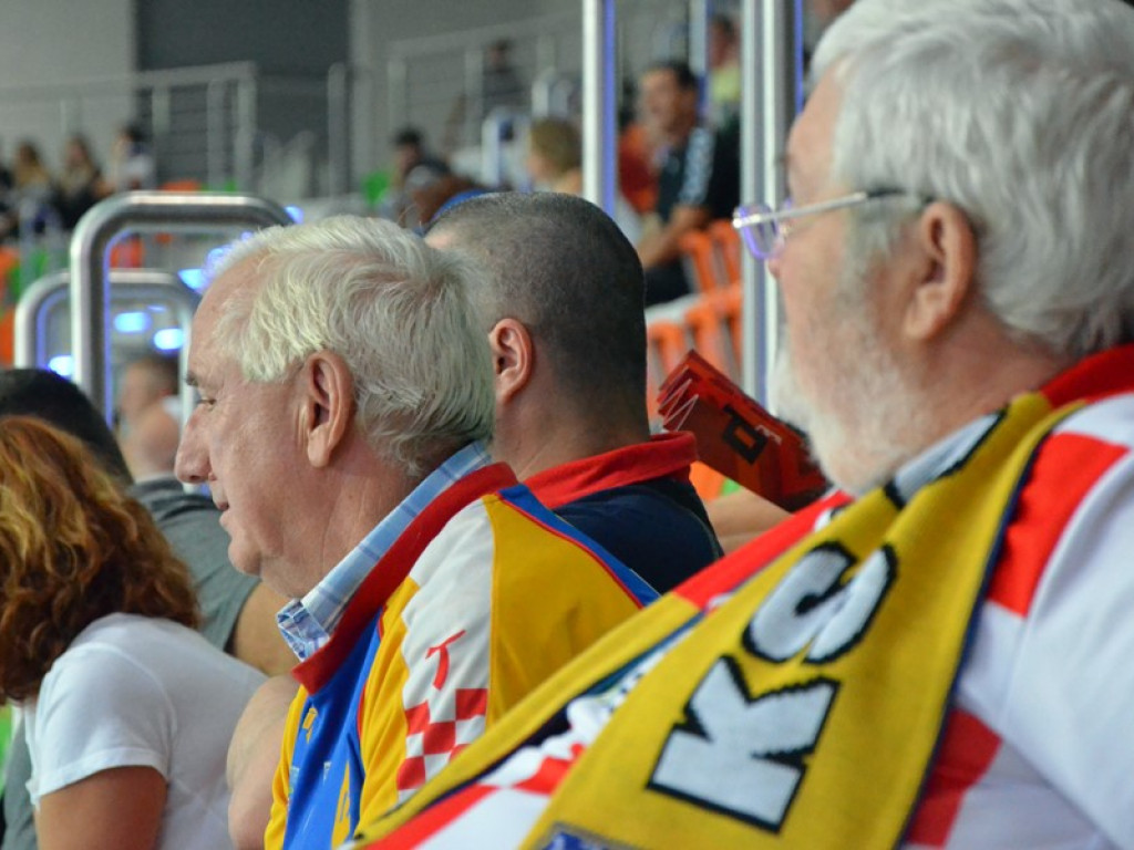 Cenne wsparcie Chrobrego podczas derbów! Na półmetku remis