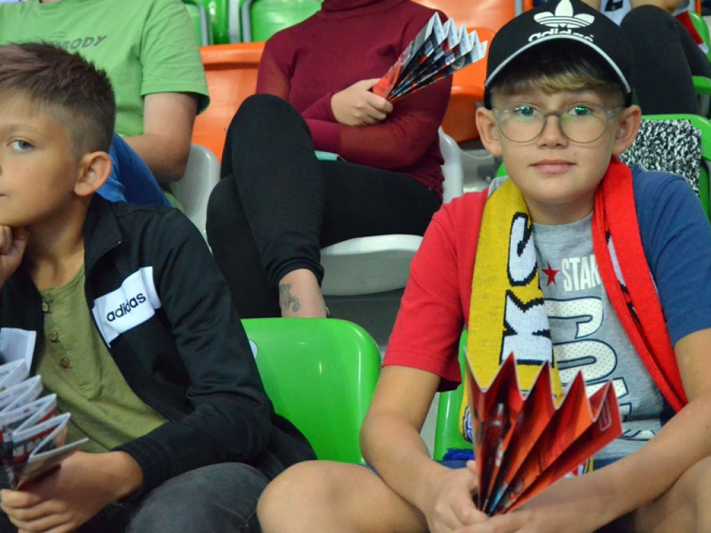 Cenne wsparcie Chrobrego podczas derbów! Na półmetku remis