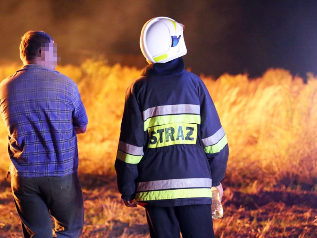 Pożar bel słomy koło Przedmościa. W akcji gaśniczej udział biorą trzy zastępy strażaków