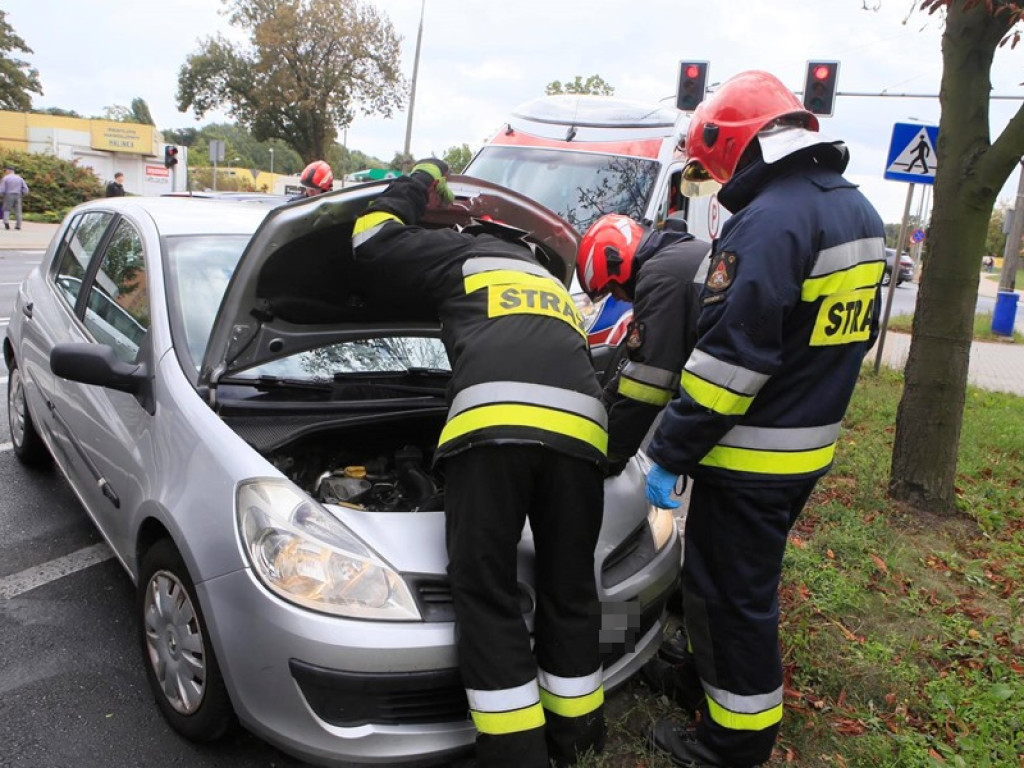 Tirem zahaczył renault i tłumaczył się policji, że to wszystko przez martwy punkt w lusterku