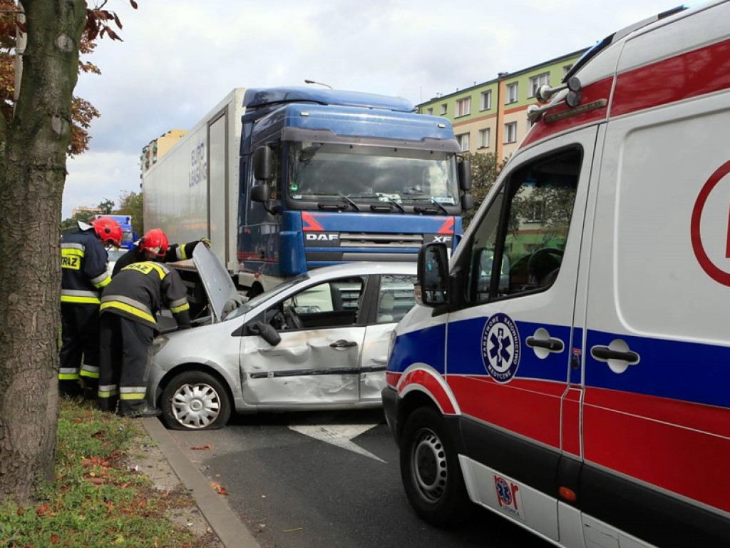 Tirem zahaczył renault i tłumaczył się policji, że to wszystko przez martwy punkt w lusterku