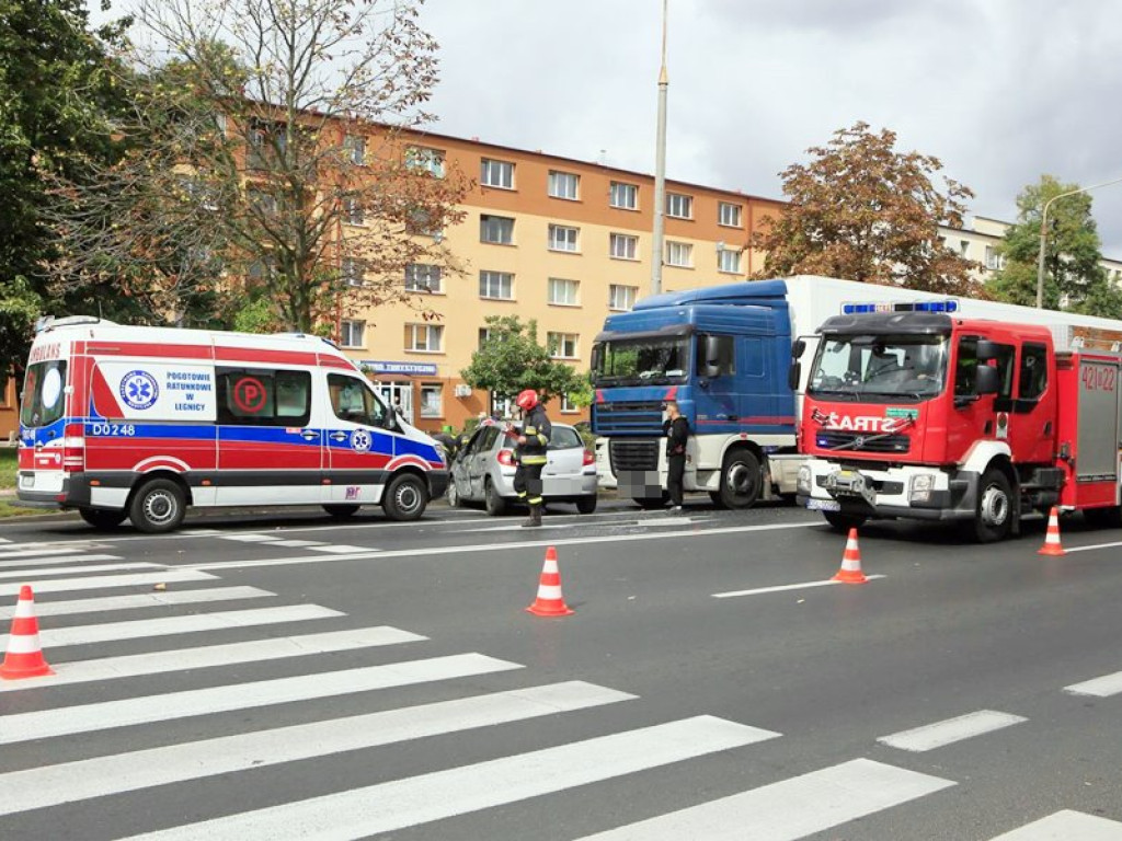 Tirem zahaczył renault i tłumaczył się policji, że to wszystko przez martwy punkt w lusterku