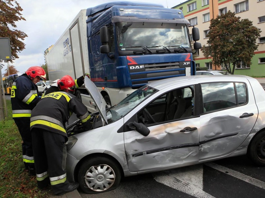 Tirem zahaczył renault i tłumaczył się policji, że to wszystko przez martwy punkt w lusterku