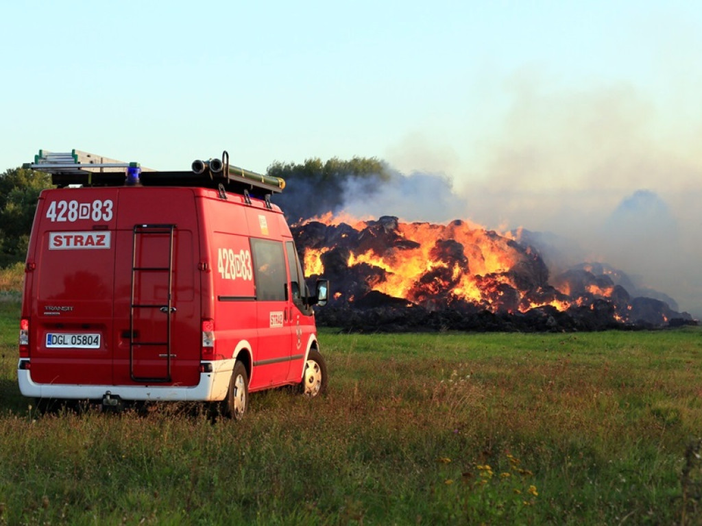Ogromny pożar na polu koło Wietszyc! Gęsty dym widać z odległości nawet kilku kilometrów
